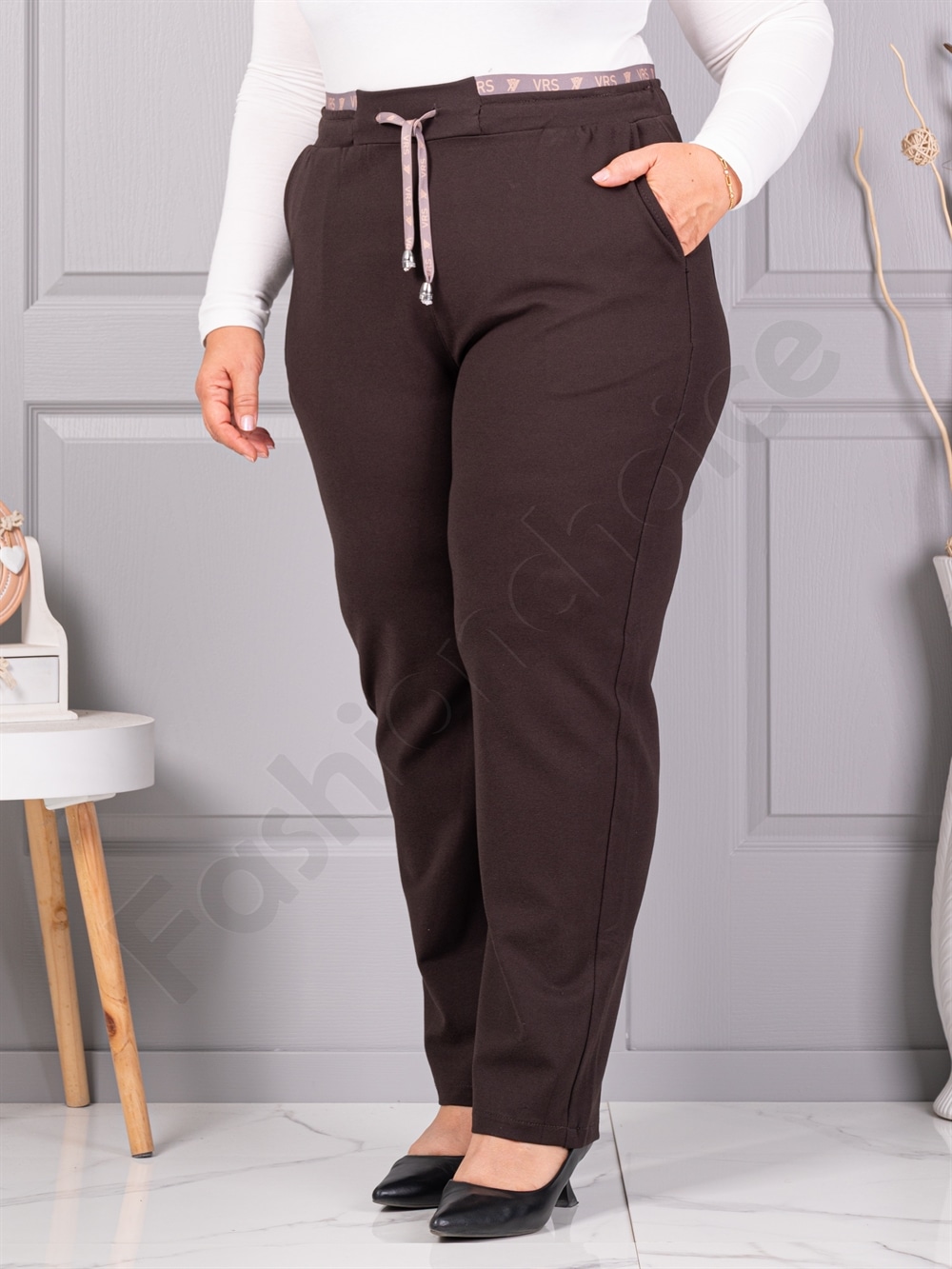 Pantalon maxi modern cu talie elastica si inscriptie-maro cod 3001-1