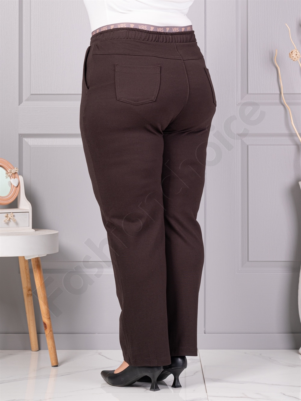 Pantalon maxi modern cu talie elastica si inscriptie-maro cod 3001-1