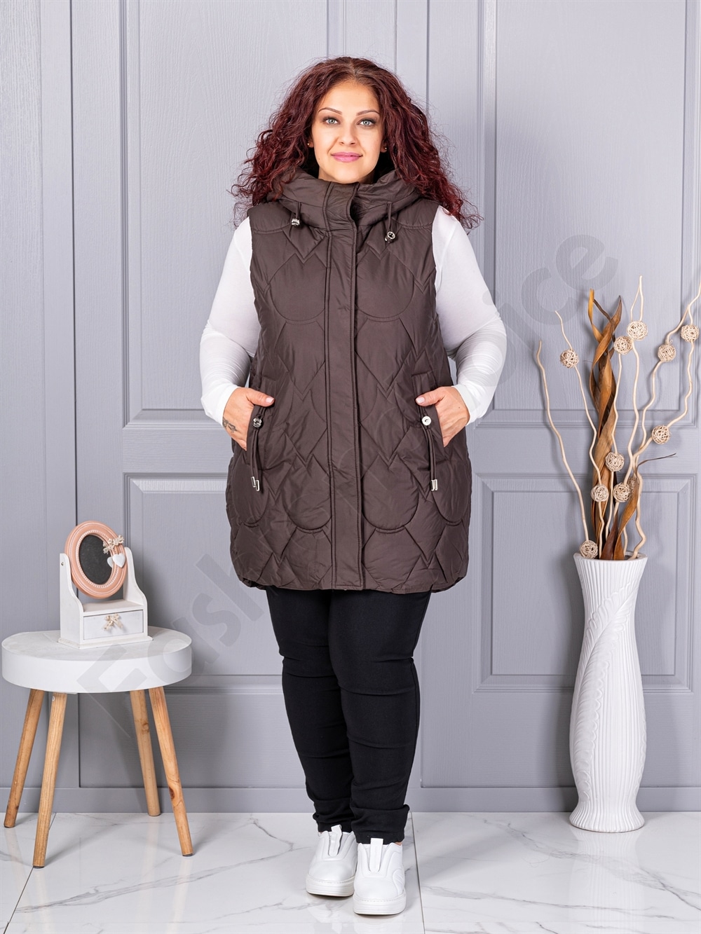Vesta lunga groasa maxi cu guler inalt si gluga-ciocolata cod 9873-3