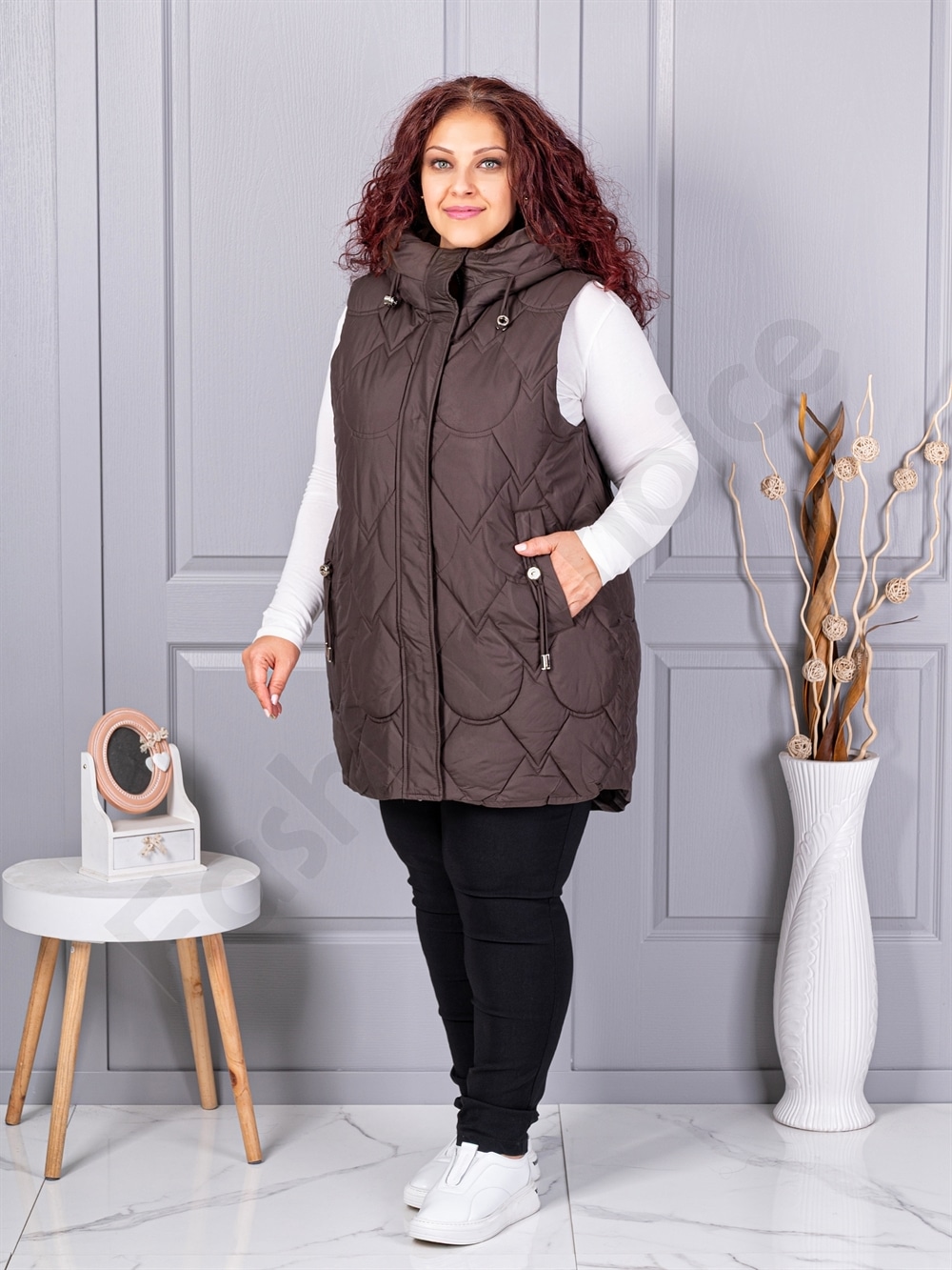 Vesta lunga groasa maxi cu guler inalt si gluga-ciocolata cod 9873-3