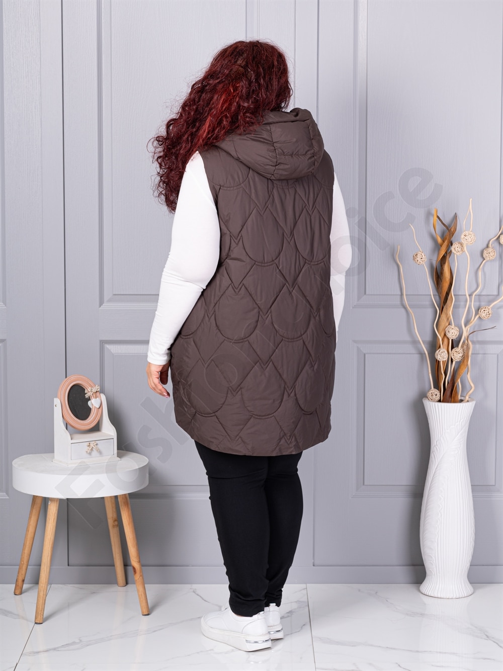 Vesta lunga groasa maxi cu guler inalt si gluga-ciocolata cod 9873-3