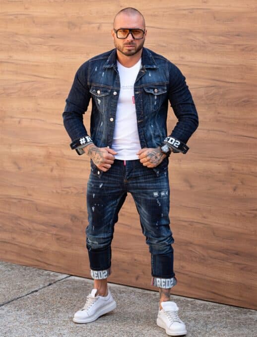 Compleu pentru barbati din denim cu efect rupt si inscriptii-albastru/alb cod 2493-1