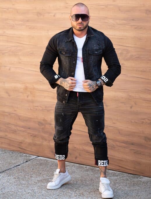 Compleu pentru barbati din denim cu efect rupt si inscriptii-negru/alb cod 2493