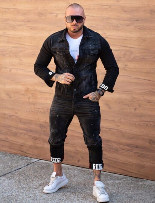 Compleu pentru barbati din denim cu efect rupt si inscriptii-negru/alb cod 2493