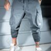 Pantalon cargo-jogger pentru barbati cu turul lasat si embleme-gri cod 3118