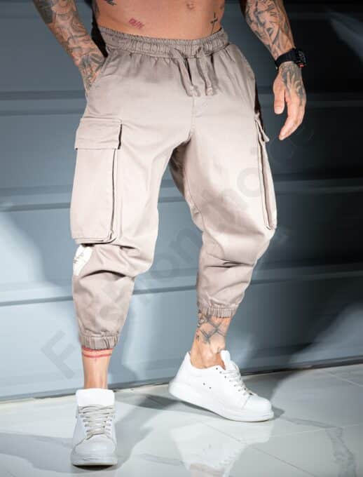 Pantalon cargo-jogger pentru barbati cu turul lasat si embleme-bej cod 3118-1