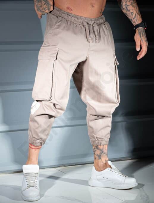 Pantalon cargo-jogger pentru barbati cu turul lasat si embleme-bej cod 3118-1