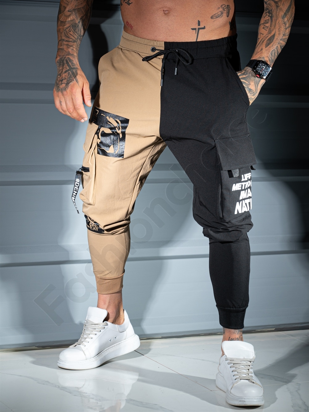 Pantalon sport bicolor din fas cu buzunare cargo si inscriptii-camel/negru cod 9898