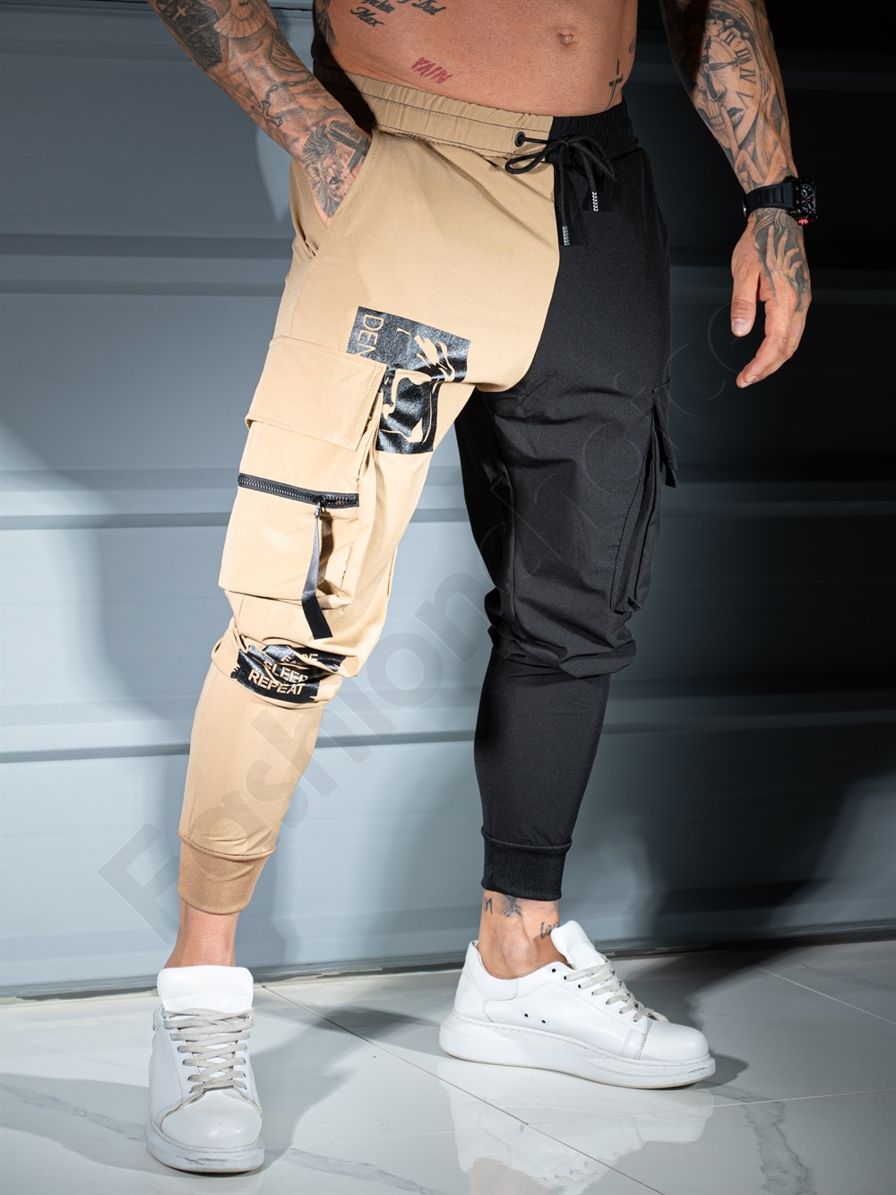 Pantalon sport bicolor din fas cu buzunare cargo si inscriptii-camel/negru cod 9898
