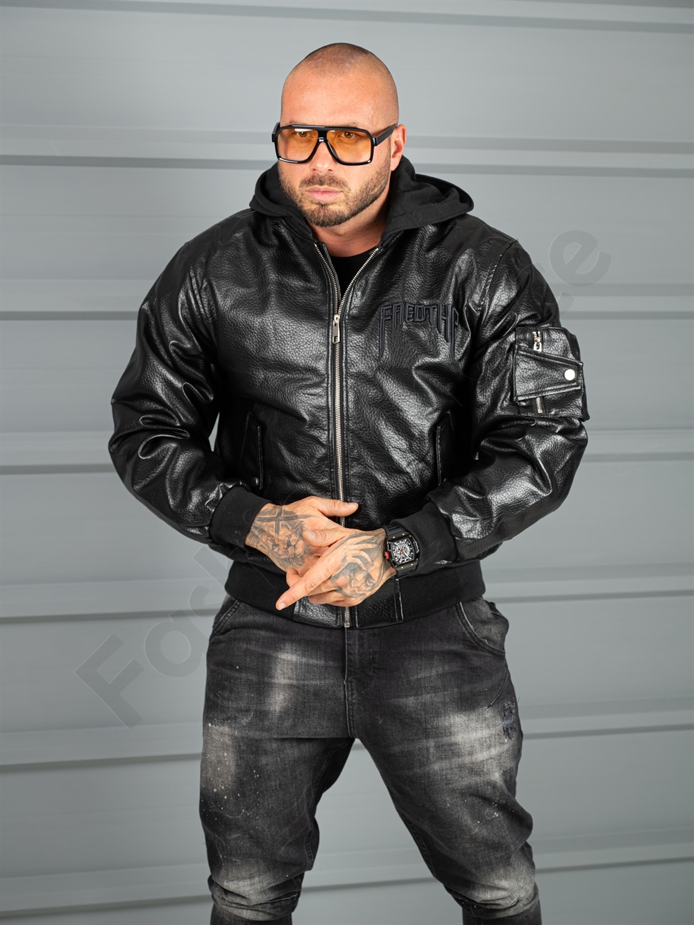 Geaca groasa bomber din piele eco cu gluga si aplicatie cod 270020