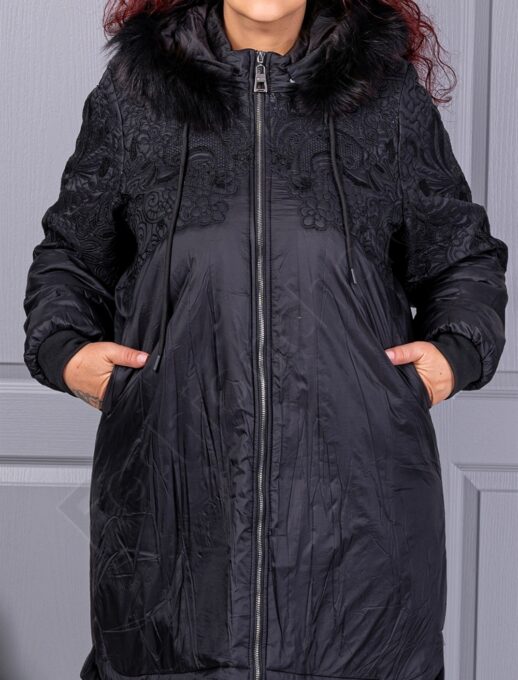 Geaca maxi din material gros cu blana naturala si broderie cod 63036